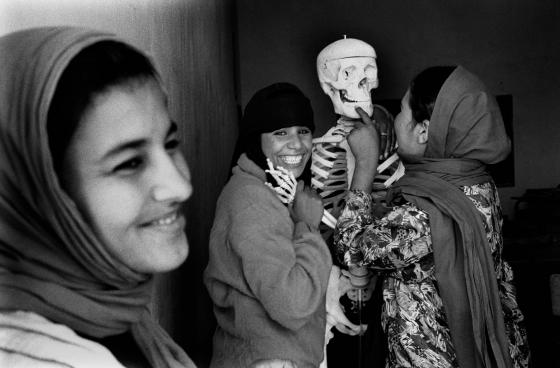 Fotografa en blanco y negro a mujeres saharuis tomada por Clemente Bernad