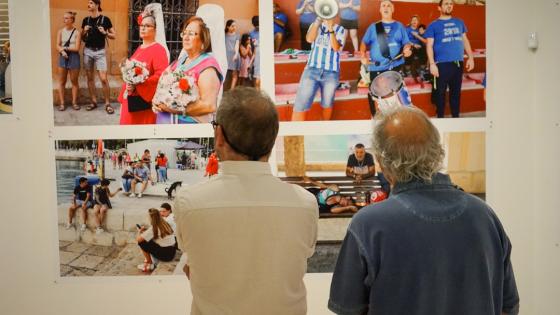 Pblico en la expo MlagaEXPRESS de Martin Parr.