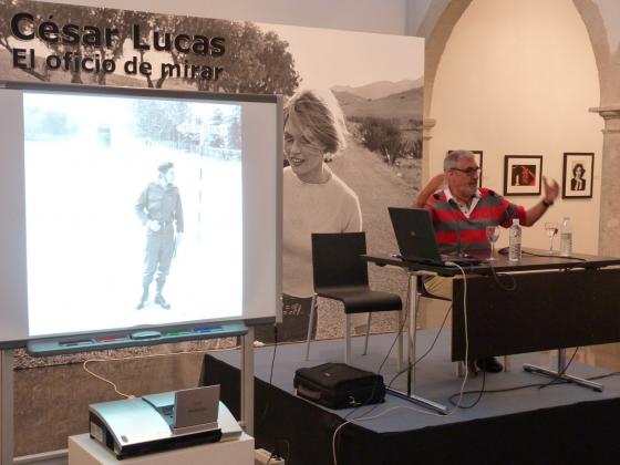 Fotografía de César Lucas en un momento de la conferencia