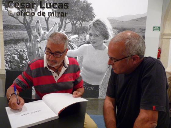 Fotografía de César Lucas firmando su libro