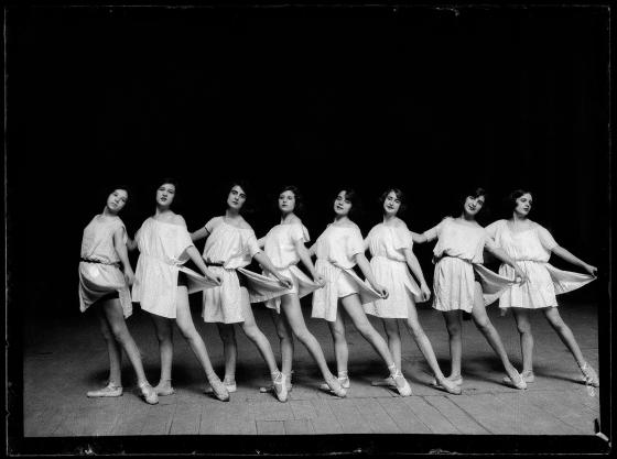 Luis Ramon Marin. Bailarinas dando clase en el Teatro Real. Madrid, julio de 1922.