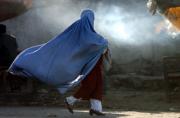 Fotografía de mujer afgana caminando realizada por Emilio Morenatti en 2007
