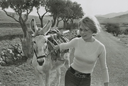 Fotografía en blanco y negro de Brigitte Bardot durante un rodaje en Almería, realizada por César Lucas en 1968. 