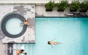 flotando en la piscina