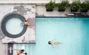 Flotando en la piscina
