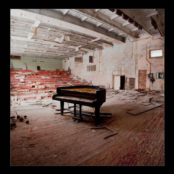 Fotografa de Bentez Barrios en la que se aprecia un auditorio derruido con piano al centro.