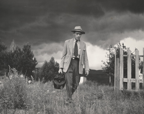 Fotografa en blanco y negro del doctor Ceriani dirigindose al hospital. Ao 1948. 