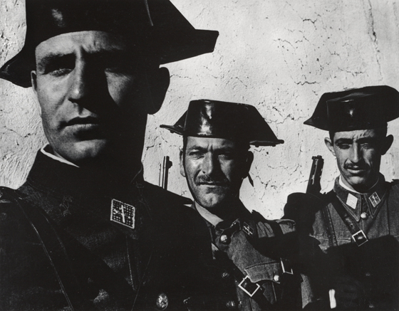 Retrato en blanco y negro de tres agentes de la Guardia Civil espaola realizado por Eugene Smith en 1950.