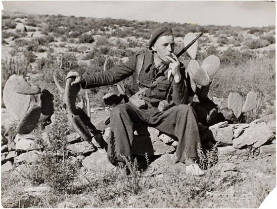 @ Robert Capa. Soldado leal fumando, apoyado en un cactus, al este de Mlaga. Febrero de 1937