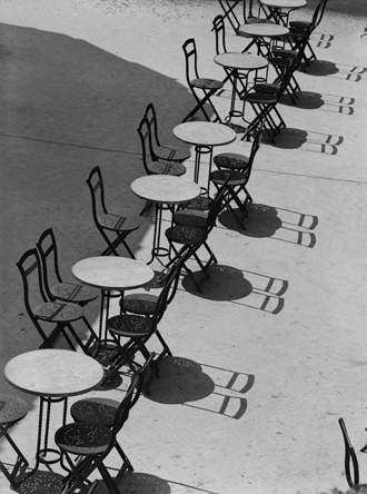 mesas y sillas alineadas